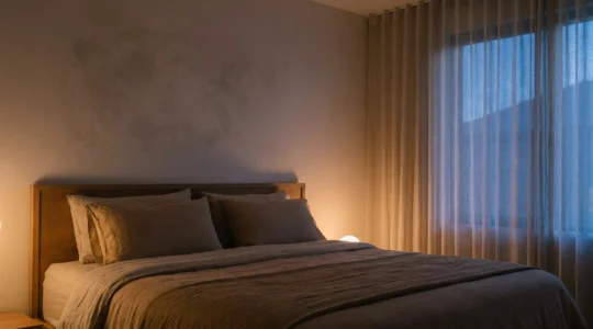 Dormitorio sereno y oscuro con luz cálida tenue que invita a un sueño profundo y reparador