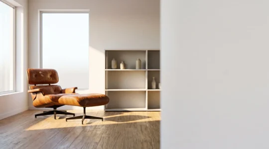 Salón de estilo contemporáneo auténtico con una pieza de diseño icónica y objetos con historia, alejado de la estética de catálogo